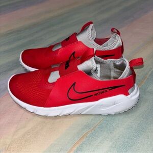 Nike Flex Runner 2 (GS) Slip On Sneakers. University Red size 7Y / women’s 8.5